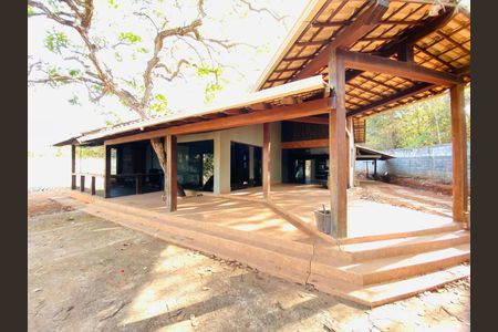 Casa à venda com 2000m², 2 quartos e 6 vagas Casa à venda com 2000m², 2 quartos e 6 vagasFachada