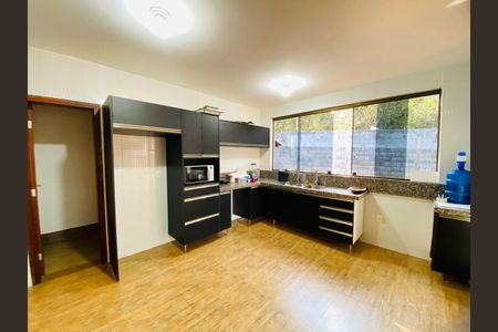 Casa à venda com 2000m², 2 quartos e 6 vagas Casa à venda com 2000m², 2 quartos e 6 vagasCozinha