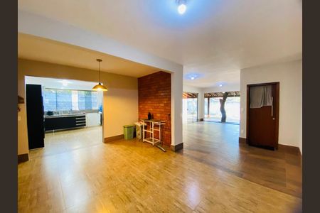 Casa à venda com 2000m², 2 quartos e 6 vagas Casa à venda com 2000m², 2 quartos e 6 vagasSala