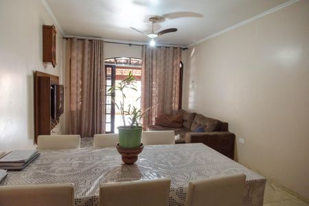 Casa à venda com 300m², 3 quartos e 6 vagas Casa à venda com 300m², 3 quartos e 6 vagasSala