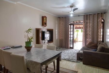 Casa à venda com 300m², 3 quartos e 6 vagas Casa à venda com 300m², 3 quartos e 6 vagasSala