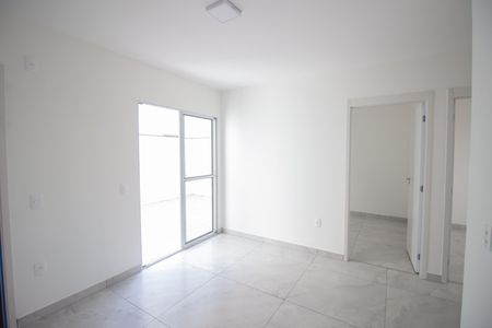 Sala de apartamento à venda com 2 quartos, 65m² em Vila Beneves, Contagem