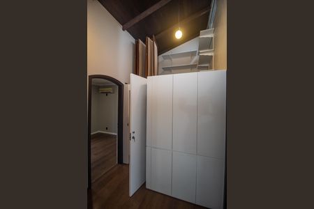 Casa à venda com 300m², 4 quartos e 5 vagasCorredor