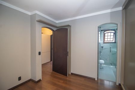 Casa à venda com 300m², 4 quartos e 5 vagasSuíte 2