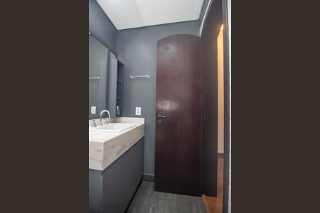 Casa à venda com 300m², 4 quartos e 5 vagasBanheiro 2