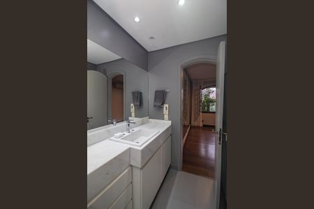 Casa à venda com 300m², 4 quartos e 5 vagasBanheiro da Suíte 2