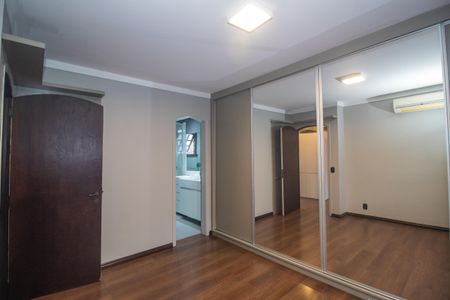 Casa à venda com 300m², 4 quartos e 5 vagasSuíte 2