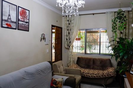 Casa à venda com 148m², 4 quartos e 2 vagasSala