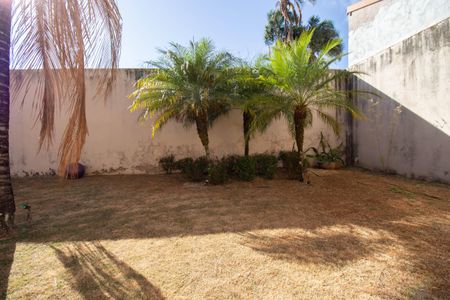 Casa de condomínio para alugar com 1000m², 5 quartos e 6 vagasQuintal