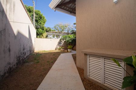 Casa de condomínio para alugar com 1000m², 5 quartos e 6 vagasQuintal