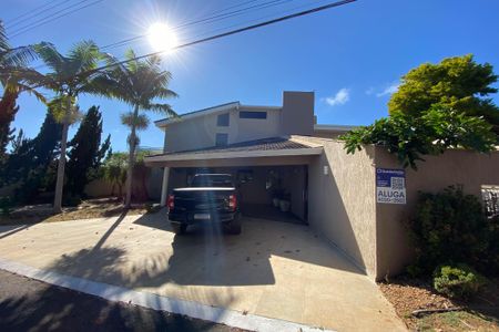 Casa de condomínio para alugar com 1000m², 5 quartos e 6 vagasFachada