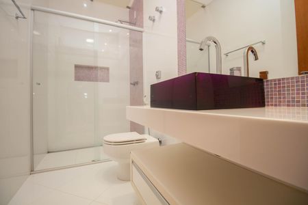 Casa de condomínio para alugar com 1000m², 5 quartos e 6 vagasBanheiro da Suíte 1