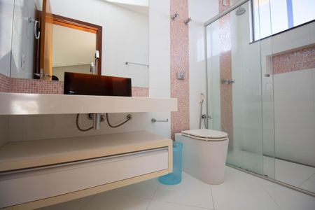 Casa de condomínio para alugar com 1000m², 5 quartos e 6 vagasBanheiro da Suíte 3