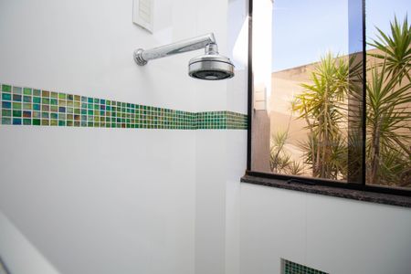 Casa de condomínio para alugar com 1000m², 5 quartos e 6 vagasBanheiro Social