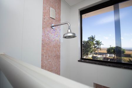 Casa de condomínio para alugar com 1000m², 5 quartos e 6 vagasBanheiro da Suíte 3