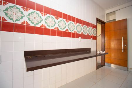 Casa de condomínio para alugar com 1000m², 5 quartos e 6 vagasÁrea de Serviço