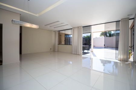 Casa de condomínio para alugar com 1000m², 5 quartos e 6 vagasSala 1