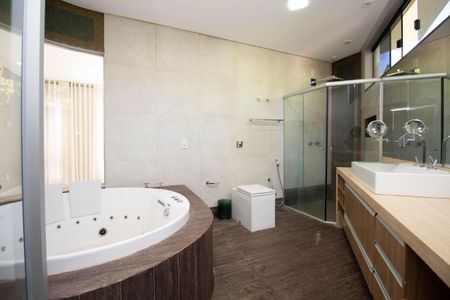 Casa de condomínio para alugar com 1000m², 5 quartos e 6 vagasBanheiro da Suíte 5