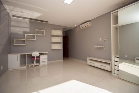 Casa de condomínio para alugar com 1000m², 5 quartos e 6 vagasSuíte 1