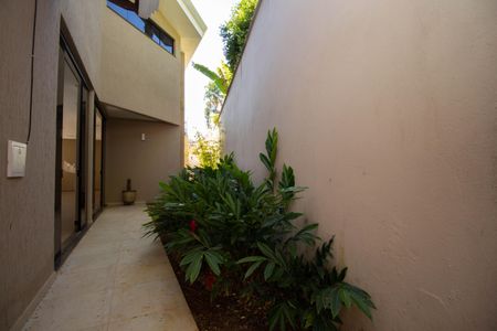 Casa de condomínio para alugar com 1000m², 5 quartos e 6 vagasQuintal
