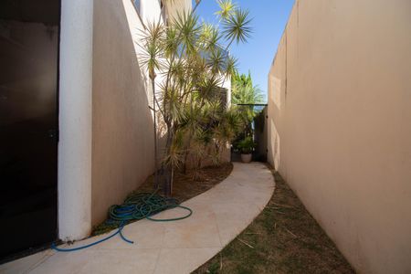 Casa de condomínio para alugar com 1000m², 5 quartos e 6 vagasQuintal