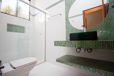 Casa de condomínio para alugar com 1000m², 5 quartos e 6 vagasBanheiro Social