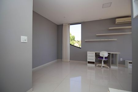 Casa de condomínio para alugar com 1000m², 5 quartos e 6 vagasSuíte 4