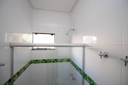 Casa de condomínio para alugar com 1000m², 5 quartos e 6 vagasBanheiro de Serviço