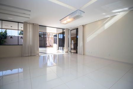 Casa de condomínio para alugar com 1000m², 5 quartos e 6 vagasSala 1