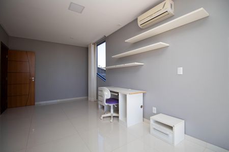 Casa de condomínio para alugar com 1000m², 5 quartos e 6 vagasSuíte 4