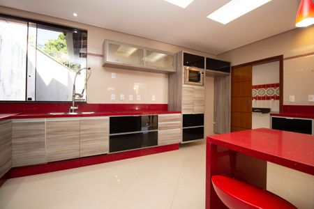 Casa de condomínio para alugar com 1000m², 5 quartos e 6 vagasCozinha