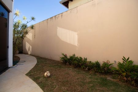 Casa de condomínio para alugar com 1000m², 5 quartos e 6 vagasQuintal