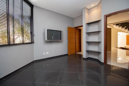 Casa de condomínio para alugar com 1000m², 5 quartos e 6 vagasSala 2