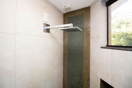 Casa de condomínio para alugar com 1000m², 5 quartos e 6 vagasBanheiro da Suíte 5