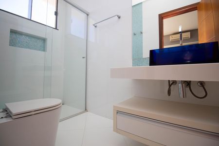 Casa de condomínio para alugar com 1000m², 5 quartos e 6 vagasBanheiro da Suíte 4