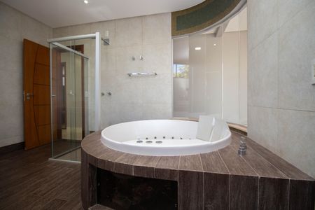 Casa de condomínio para alugar com 1000m², 5 quartos e 6 vagasBanheiro da Suíte 5