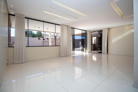 Casa de condomínio para alugar com 1000m², 5 quartos e 6 vagasSala 1