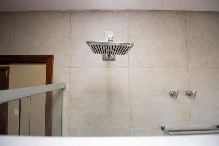 Casa de condomínio para alugar com 1000m², 5 quartos e 6 vagasBanheiro da Suíte 5