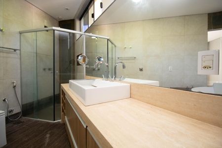 Casa de condomínio para alugar com 1000m², 5 quartos e 6 vagasBanheiro da Suíte 5