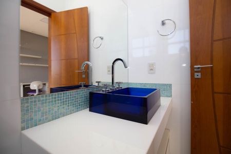 Casa de condomínio para alugar com 1000m², 5 quartos e 6 vagasBanheiro da Suíte 4