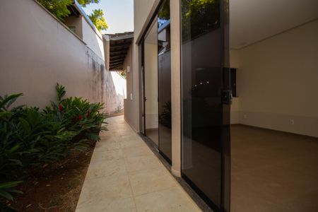 Casa de condomínio para alugar com 1000m², 5 quartos e 6 vagasQuintal