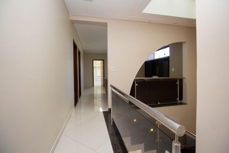 Casa de condomínio para alugar com 1000m², 5 quartos e 6 vagasCorredor