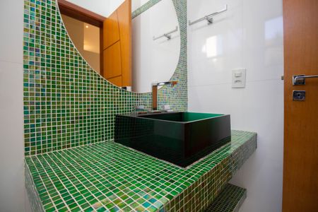 Casa de condomínio para alugar com 1000m², 5 quartos e 6 vagasBanheiro Social