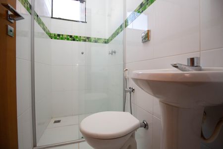 Casa de condomínio para alugar com 1000m², 5 quartos e 6 vagasBanheiro de Serviço