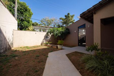 Casa de condomínio para alugar com 1000m², 5 quartos e 6 vagasQuintal