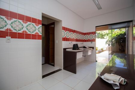 Casa de condomínio para alugar com 1000m², 5 quartos e 6 vagasÁrea de Serviço