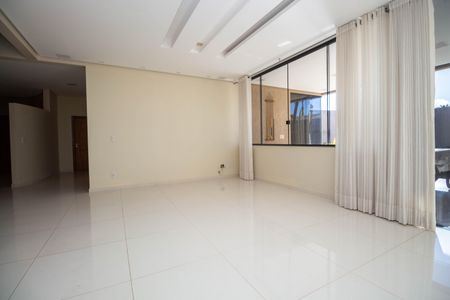 Casa de condomínio para alugar com 1000m², 5 quartos e 6 vagasSala 1