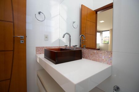 Casa de condomínio para alugar com 1000m², 5 quartos e 6 vagasBanheiro da Suíte 3