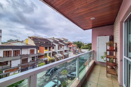 Casa à venda com 289m², 4 quartos e 5 vagas Casa à venda com 289m², 4 quartos e 5 vagasSacada