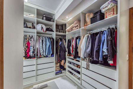 Casa à venda com 289m², 4 quartos e 5 vagas Casa à venda com 289m², 4 quartos e 5 vagasCloset da suíte 4